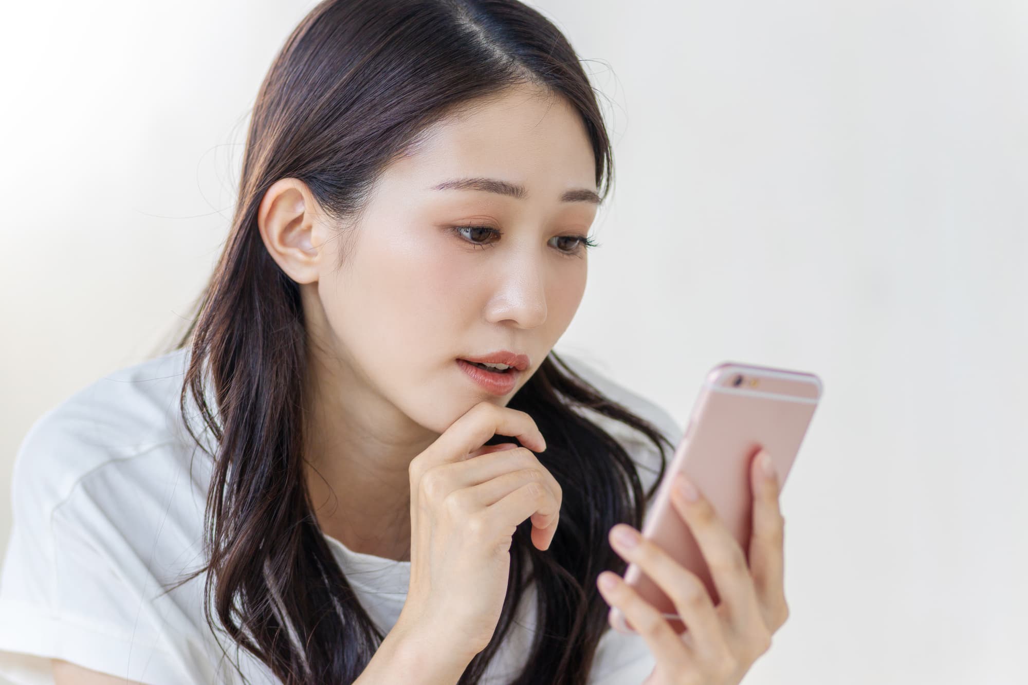 電話占いする女性