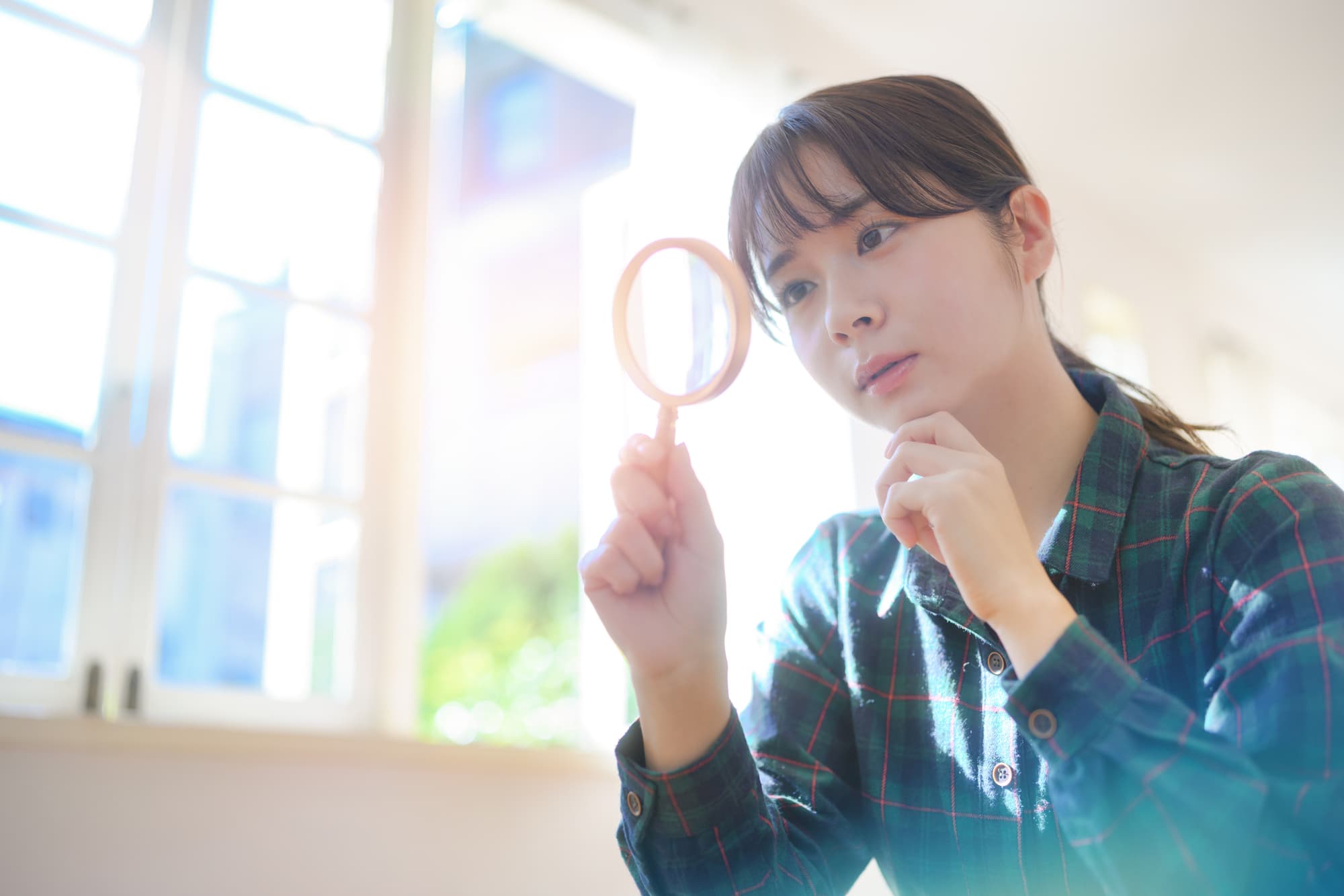 調べる女性