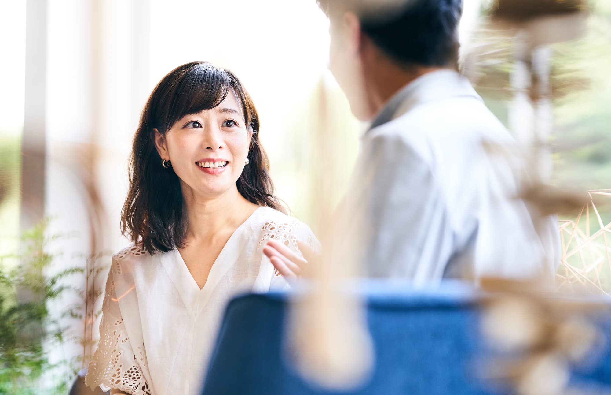 見つめる女性