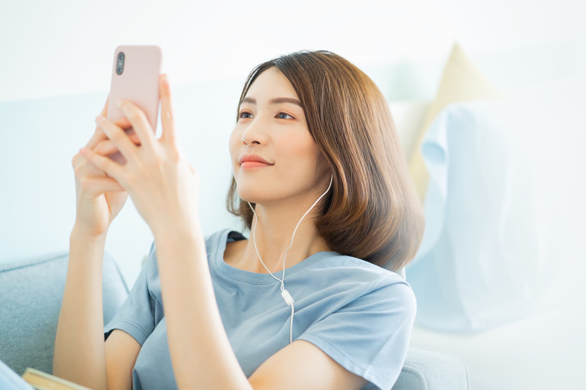 スマホを操作する女性
