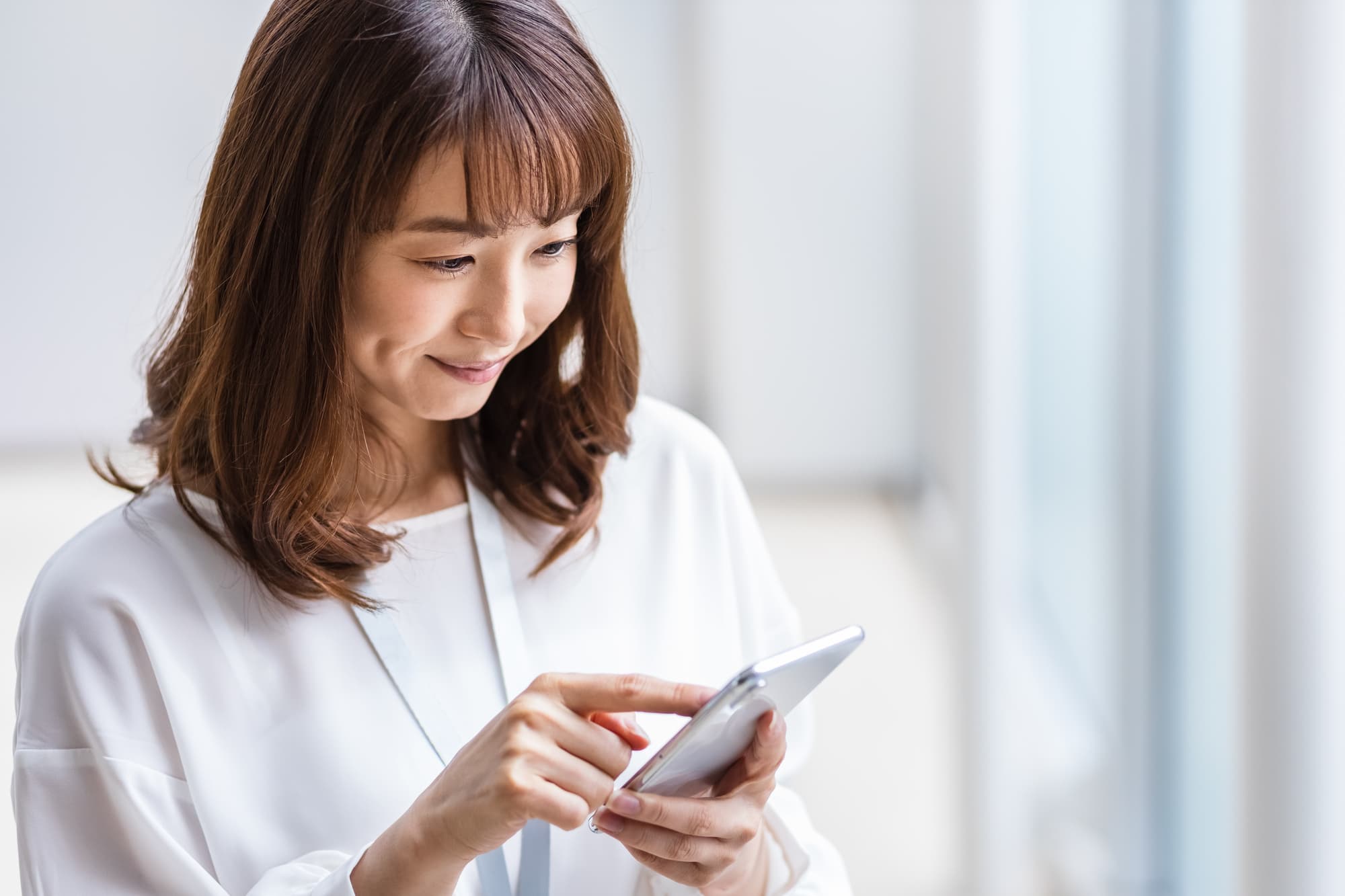 スマホを見る女性