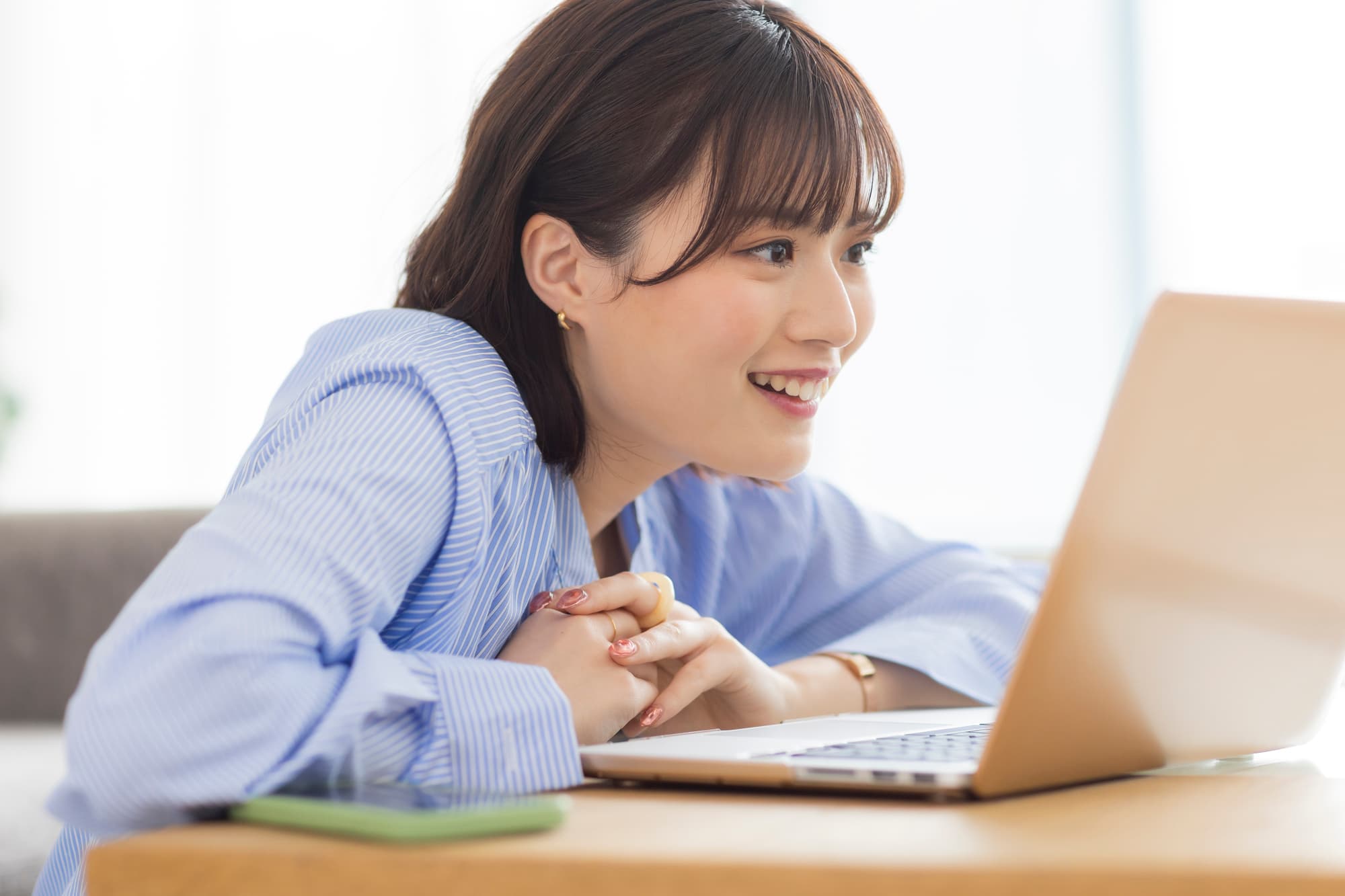 納得する女性